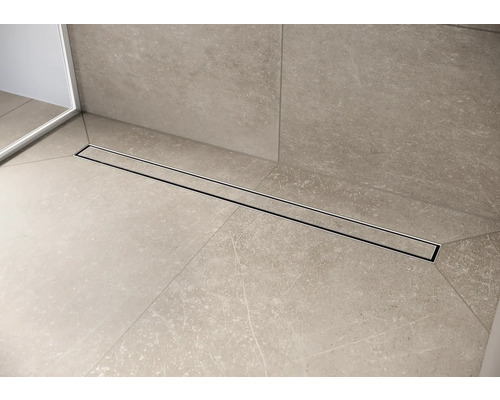 Badezimmer mit linearer Duschrinne aus Edelstahl