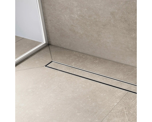 Detailaufnahme einer linearen Duschrinne im Badezimmer