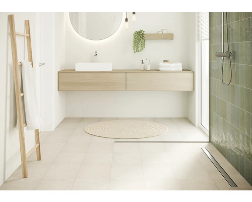 Helles Badezimmer mit Waschtisch, Spiegel, Handtuchleiter und Dusche