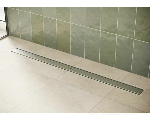 Bodenebene Dusche mit Ablaufrinne aus Edelstahl