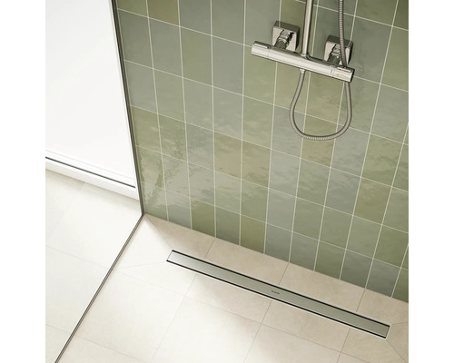 Badezimmer mit Dusche, Duschrinne und Fliesen