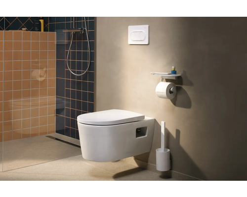 Modernes Badezimmer mit wandhängendem WC, Spültaste, Toilettenpapierhalter mit Ablage und Toilettenbürste