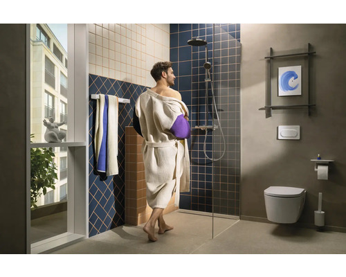 Modernes Badezimmer mit Dusche, Toilette und Bademantel