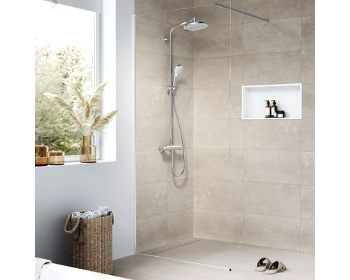 Begehbare Dusche mit Duscharmatur und Ablagefläche im Badezimmer