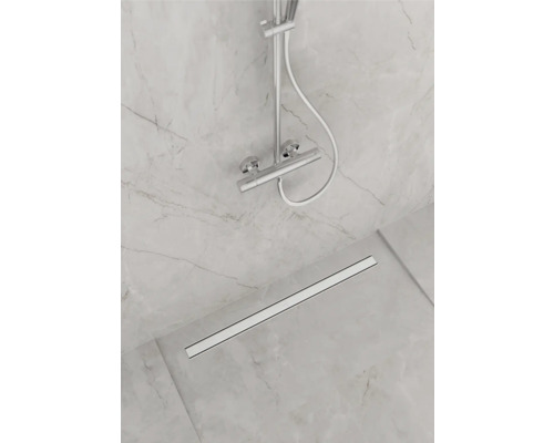 Dusche mit Duschrinne und Armatur