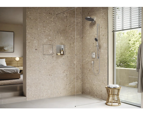 Modernes Badezimmer mit Dusche, gefliesten Wänden und angrenzendem Schlafzimmer
