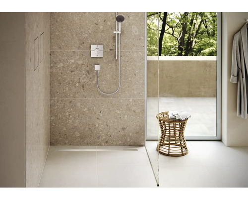 Badezimmer mit Dusche, Hocker aus Rattan und Handtuch