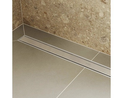 Bodenebene Dusche mit Ablaufrinne in modernem Badezimmer