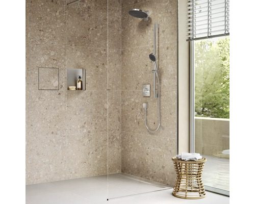 Begehbare Dusche mit Regendusche, Handbrause, Ablagefächern und Hocker