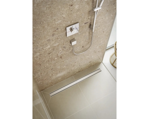 Begehbare Dusche mit Ablaufrinne und Armatur