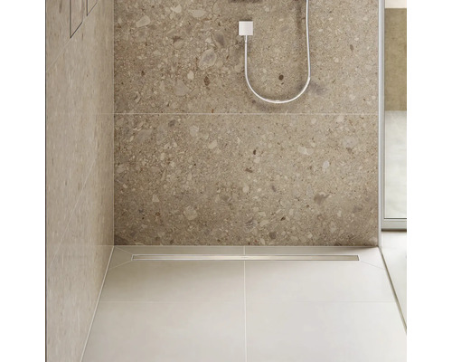Badezimmer mit ebenerdiger Dusche und Fliesenboden