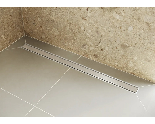 Bodenebene Dusche mit Edelstahlrinne in modernem Badezimmer