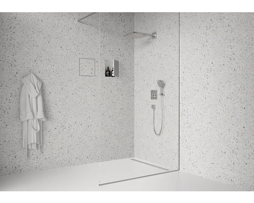 Begehbare Dusche mit Regendusche und Handbrause vor gesprenkelter Wand