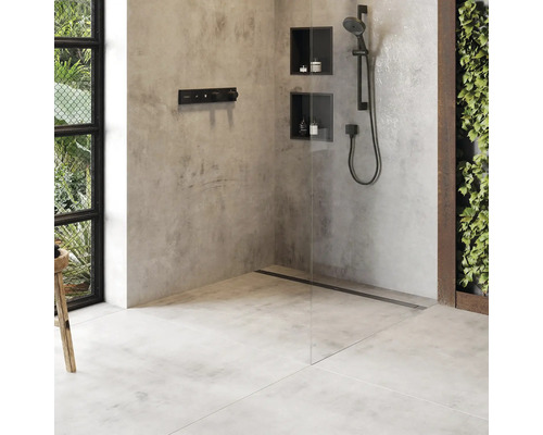 Modernes Badezimmer mit Dusche, Armaturen und minimalistischem Design