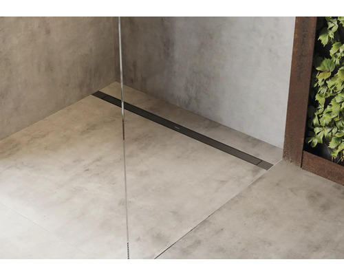 Begehbare Dusche mit Ablaufrinne im Boden