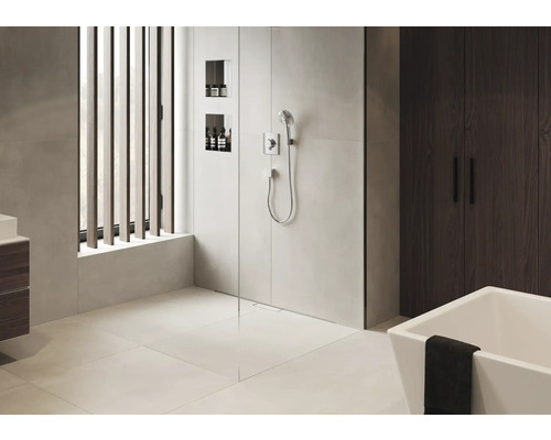 Badezimmer mit Dusche, Badewanne und Holzschrank