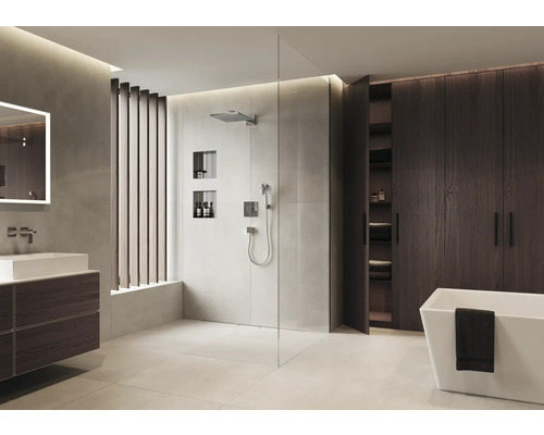 Badezimmer mit Dusche, Waschbecken, Spiegel, Badewanne und Schrank