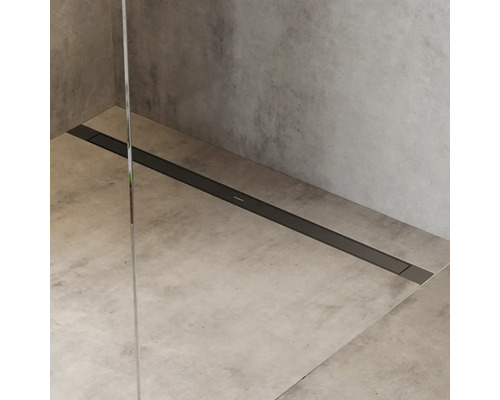 Ebenerdige Dusche mit Ablaufrinne aus Metall