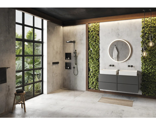 Badezimmer mit Dusche, Waschbecken, Spiegel und Pflanzenwand