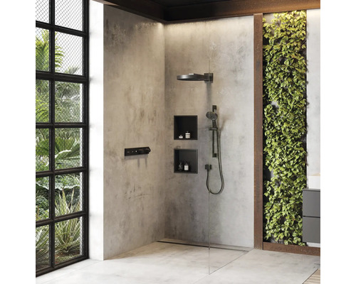 Modernes Duschbad mit Betonwänden, Regendusche und vertikalem Garten