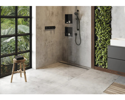 Badezimmer mit Dusche, Waschbecken, Spiegel, Fenster und Hocker