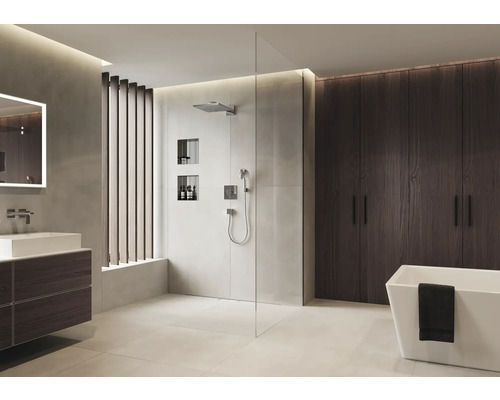 Helles Badezimmer mit Dusche, Waschtisch, Spiegel und Badewanne