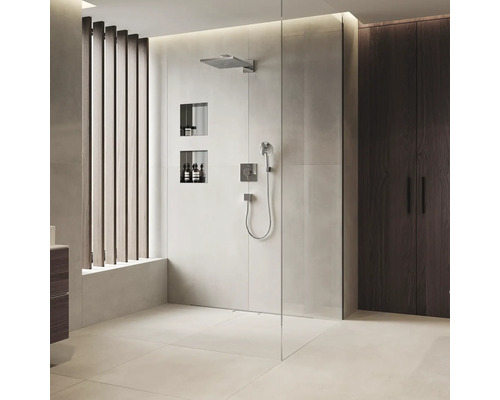 Helles Badezimmer mit Dusche, Regendusche und Ablagen