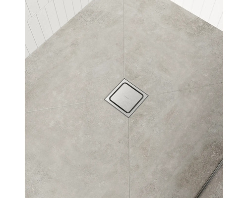 Bodenebene Dusche mit quadratischem Edelstahlablauf