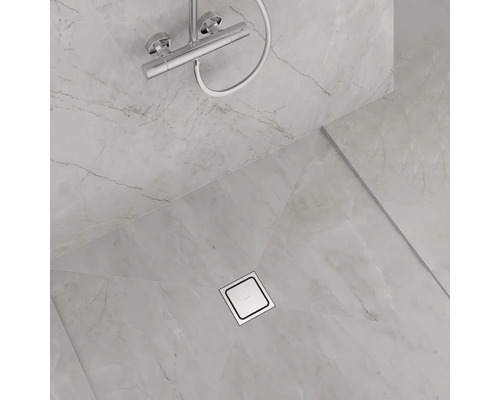 Badezimmer mit Duscharmatur und Bodenablauf