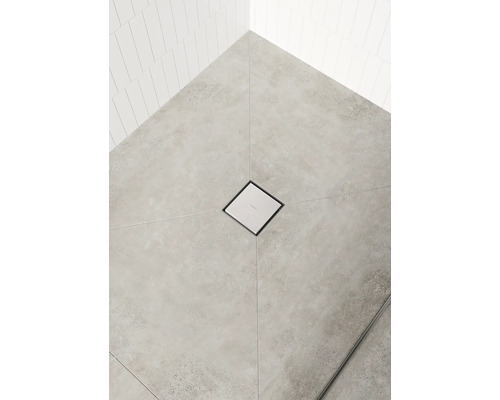 Bodenebene Dusche mit quadratischem Ablauf in einem modernen Badezimmer