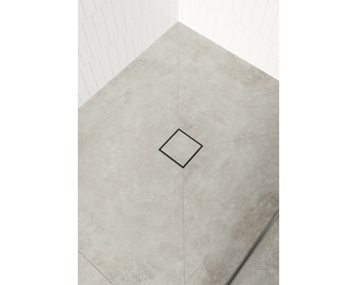 Bodenebene Dusche mit quadratischem Ablauf und Fliesen