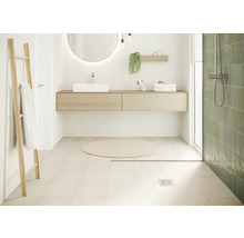 Helles Badezimmer mit Waschtisch, Spiegel, Handtuchleiter und Dusche