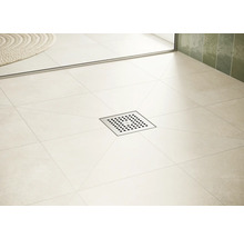 Quadratischer Duschablauf aus Edelstahl im Badezimmer