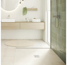 Badezimmer mit Waschtisch, Spiegel, Dusche und Ablaufrinne