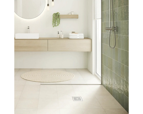 Badezimmer mit Waschtisch, Spiegel, Dusche und Ablaufrinne