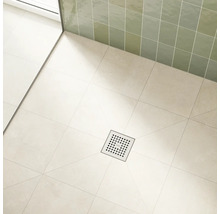 Bodenebene Dusche mit viereckigem Ablauf