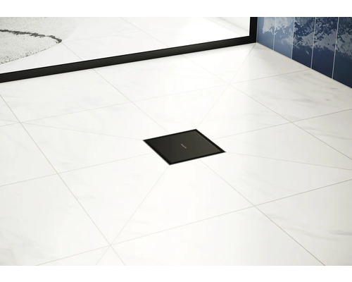 Quadratischer Duschablauf aus Metall im Badezimmer