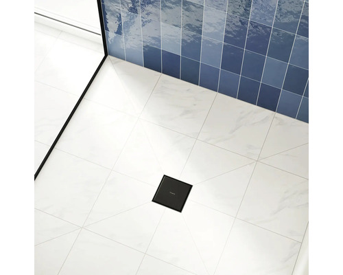 Badezimmer mit Dusche, Fliesenboden und quadratischem Duschablauf