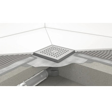 Installationsbeispiel einer Duschrinne von Hansgrohe mit quadratischer Abdeckung und darunterliegendem Rohrsystem.