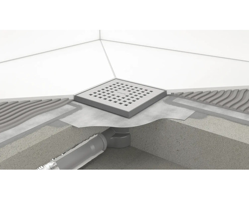 Installationsbeispiel einer Duschrinne von Hansgrohe mit quadratischer Abdeckung und darunterliegendem Rohrsystem.