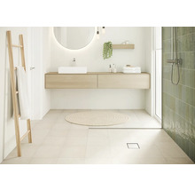 Helles Badezimmer mit Waschtisch, Spiegel, Handtuchleiter und Dusche