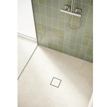 Modernes Badezimmer mit Duschbereich, quadratischer Bodenablauf und Armatur