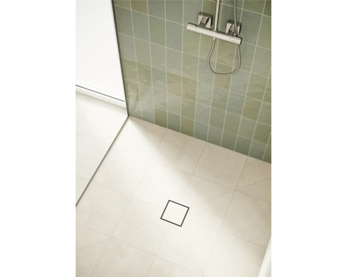 Modernes Badezimmer mit Duschbereich, quadratischer Bodenablauf und Armatur