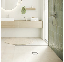 Helles Badezimmer mit Waschtisch, Spiegel, Dusche und Ablaufrinne