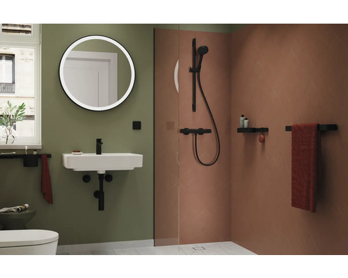 Modernes Badezimmer mit Waschbecken, Spiegel, Dusche und Handtuchhalter