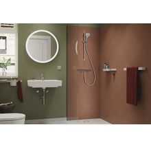 Modernes Badezimmer mit Waschtisch, Spiegel, Dusche und Handtuchhalter