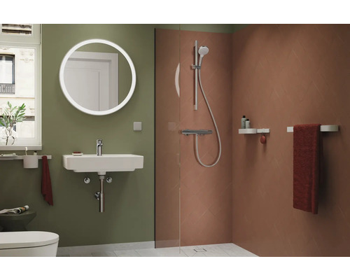 Modernes Badezimmer mit Waschtisch, Spiegel, Dusche und Handtuchhalter