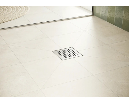 Bodenebene Dusche mit quadratischem Ablauf