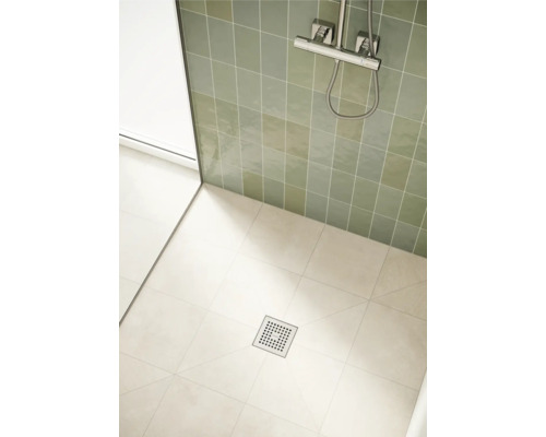 Ebenerdige Dusche mit Wandfliesen, Bodenfliesen und Duschablauf