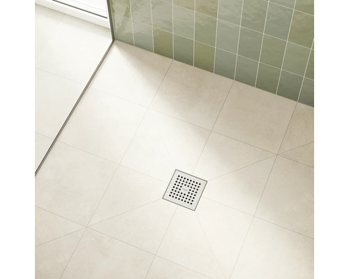 Duschbereich mit quadratischem Bodenablauf aus Metall und Fliesen
